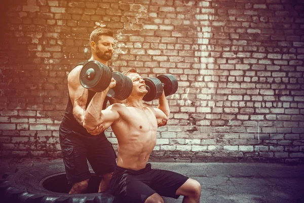 Treinamento de dois atletas musculares — Fotografia de Stock