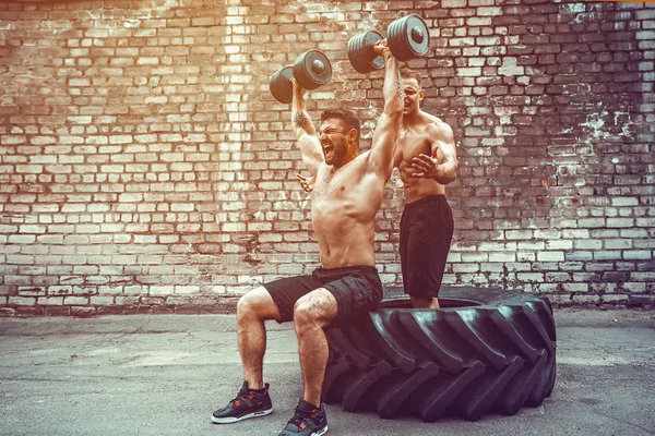 Zwei muskulöse Athleten beim Training — Stockfoto