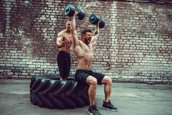Zwei muskulöse Athleten beim Training — Stockfoto