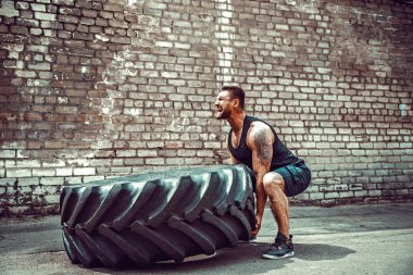 Kas fitness adam büyük lastik taşıma.