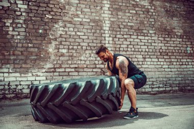 Kas fitness adam büyük lastik taşıma.