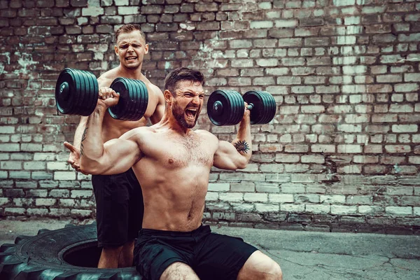 Two muscular athletes training — Stock Photo, Image