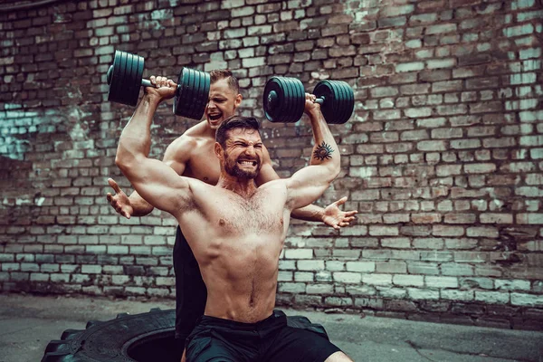 Zwei muskulöse Athleten beim Training — Stockfoto