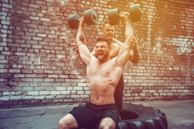 İki kaslı sporcu eğitim