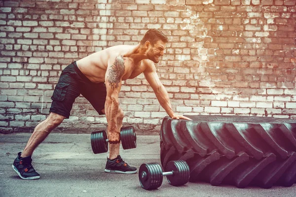 Atletische man uit te werken met een halter. Sterkte en motivatie. Oefening voor de spieren van de rug — Stockfoto