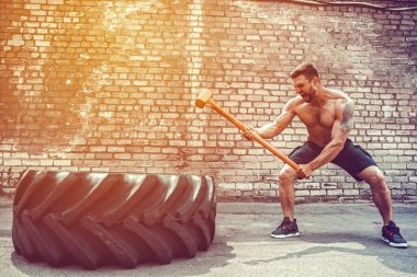 Spor Fitness adam tekerlek lastik çekiç kızak Crossfit eğitim ile isabet.