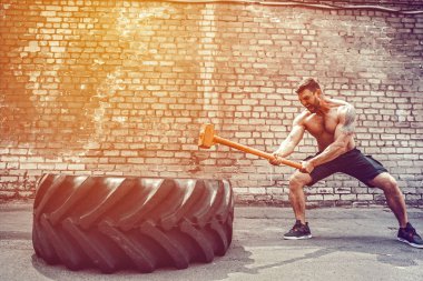 Spor Fitness adam tekerlek lastik çekiç kızak Crossfit eğitim ile isabet.