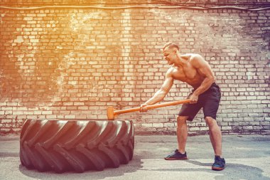 Spor Fitness adam tekerlek lastik çekiç kızak Crossfit eğitim ile isabet.