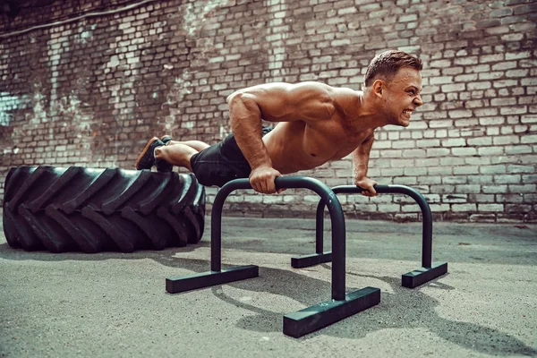 Erős sportos boldog vidám pozitív ember csinál sajtó gyakorlatok kint tartja a deszka — Stock Fotó