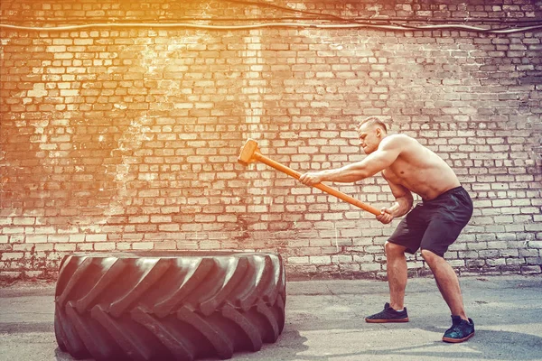 Sport Fitness ember ütő kerék gumi kalapács szánkó Crossfit tréning. — Stock Fotó