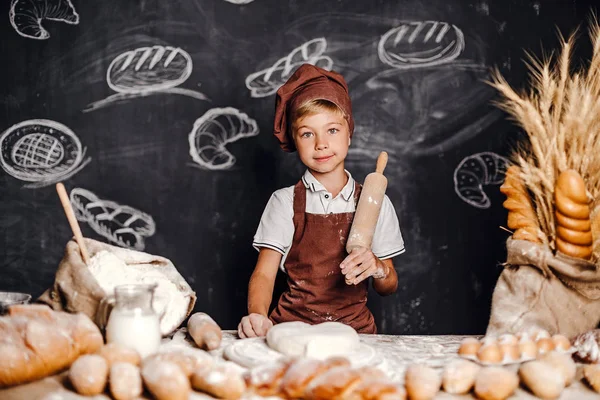 Милий маленький хлопчик з капелюхом шеф кухаря — стокове фото