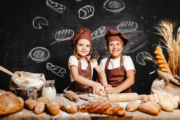 Bedårande flicka med bror matlagning — Stockfoto