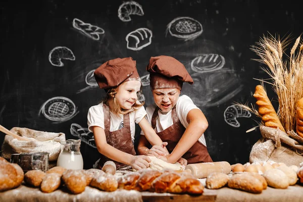 Bedårande flicka med bror matlagning — Stockfoto