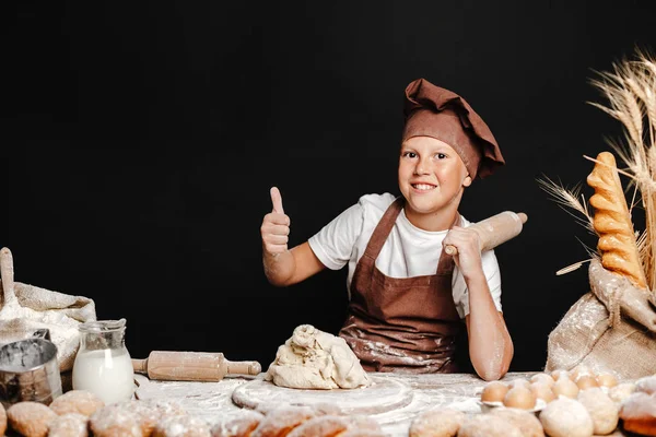 Милый мальчик в шляпе шеф-повара приготовления пищи — стоковое фото