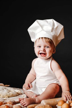 Hamur ile tabloda sevimli bebek