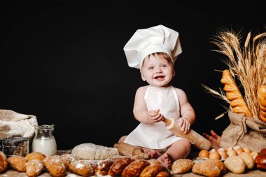 Hamur ile tabloda sevimli bebek