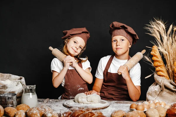 Menina adorável com irmão cozinhar — Fotografia de Stock