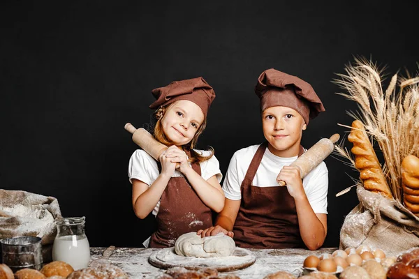 Bedårande flicka med bror matlagning — Stockfoto