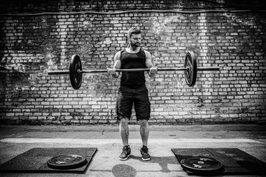 Başını açık, sokak spor salonunda bir halter Deadlift yapan kas fitness erkek. Fonksiyonel eğitim.