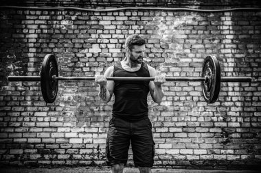 Başını açık, sokak spor salonunda bir halter Deadlift yapan kas fitness erkek. Fonksiyonel eğitim.
