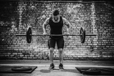 Başını açık, sokak spor salonunda bir halter Deadlift yapan kas fitness erkek. Fonksiyonel eğitim.