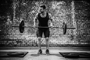 Başını açık, sokak spor salonunda bir halter Deadlift yapan kas fitness erkek. Fonksiyonel eğitim.
