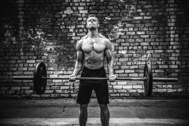 Başını açık, sokak spor salonunda bir halter Deadlift yapan kas fitness erkek. Fonksiyonel eğitim.
