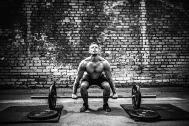 Başını açık, sokak spor salonunda bir halter Deadlift yapan kas fitness erkek. Fonksiyonel eğitim.