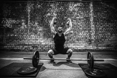 Atletik bir adam bir kettlebell ile çalışma dışarı. Güç ve motivasyon