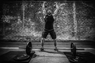 Atletik bir adam bir kettlebell ile çalışma dışarı. Güç ve motivasyon