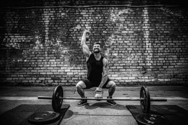 Atletik bir adam bir kettlebell ile çalışma dışarı. Güç ve motivasyon