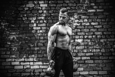 Atletik bir adam bir kettlebell ile çalışma dışarı. Güç ve motivasyon