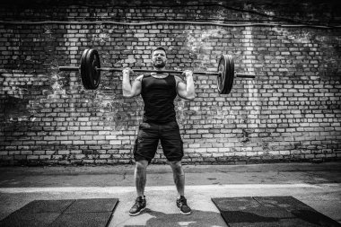 Başını açık, sokak spor salonunda bir halter Deadlift yapan kas fitness erkek. Fonksiyonel eğitim.