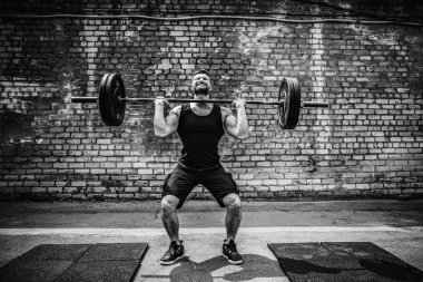 Başını açık, sokak spor salonunda bir halter Deadlift yapan kas fitness erkek. Fonksiyonel eğitim.
