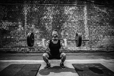Başını açık, sokak spor salonunda bir halter Deadlift yapan kas fitness erkek. Fonksiyonel eğitim.