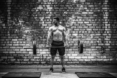 Başını açık, sokak spor salonunda bir halter Deadlift yapan kas fitness erkek. Fonksiyonel eğitim.