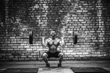 Başını açık, sokak spor salonunda bir halter Deadlift yapan kas fitness erkek. Fonksiyonel eğitim.