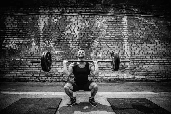 Svalová fitness člověk dělá deadlift činka nad hlavou v přírodě, pouliční tělocvičně. Funkční trénink. — Stock fotografie