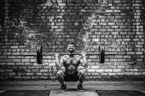 Izmos fitness ember csinál deadlift egy súlyzó a fejére, szabadtéri, utcai tornateremben. Funkcionális tréning. — Stock Fotó