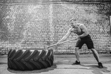 Spor Fitness adam tekerlek lastik çekiç kızak Crossfit eğitim ile isabet.