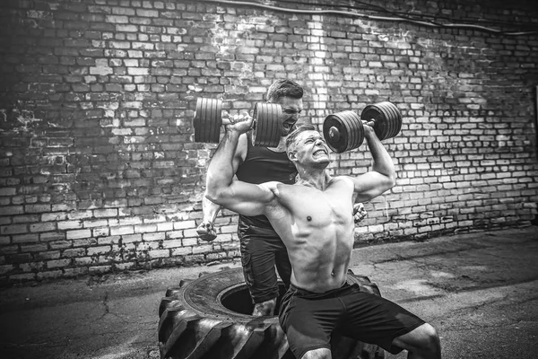 Dos atletas musculares entrenando — Foto de Stock