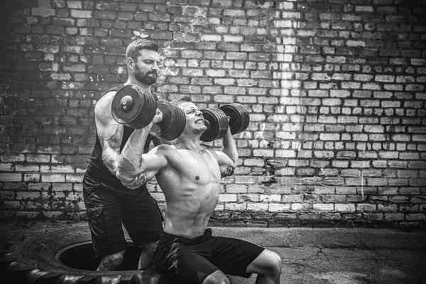 Zwei muskulöse Athleten beim Training — Stockfoto