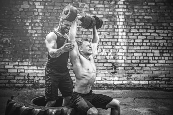 Тренировки двух мускулистых спортсменов — стоковое фото
