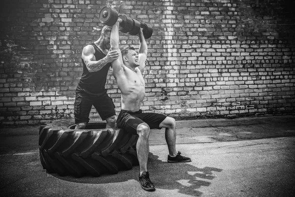 Zwei muskulöse Athleten beim Training — Stockfoto