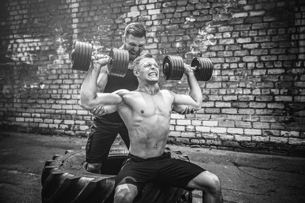Dos atletas musculares entrenando — Foto de Stock