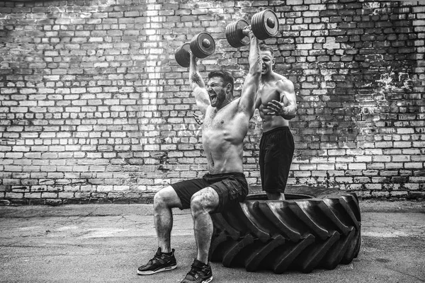 Treinamento de dois atletas musculares — Fotografia de Stock