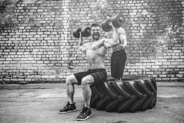 Dos atletas musculares entrenando — Foto de Stock