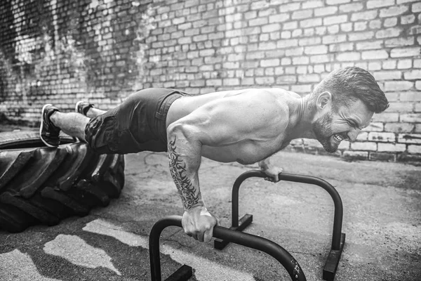 Sterke sportieve gelukkig vrolijke positieve man doen press oefeningen plank buiten bedrijf — Stockfoto