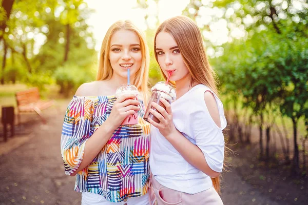 飲み物とトレンディな 10 代の女性 — ストック写真