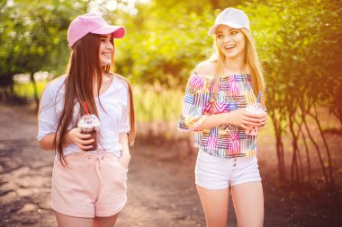 İki kadın içecekler